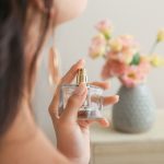 femeie cu sicluta de parfum in mana/ Cum alegi produsele cosmetice